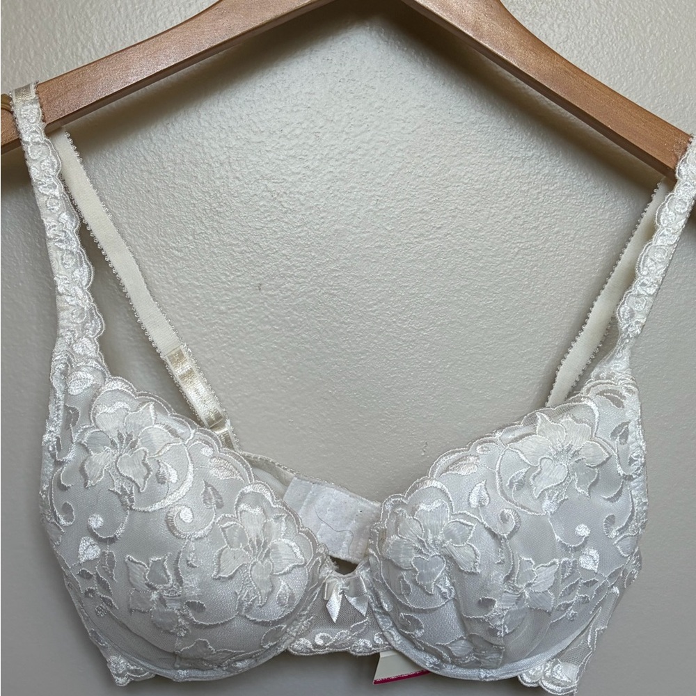 Victoria's Secret White Floral Lace Underwire Bra
